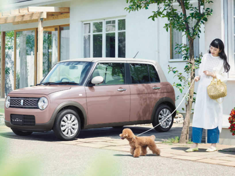 ピンク色の軽自動車ラパン